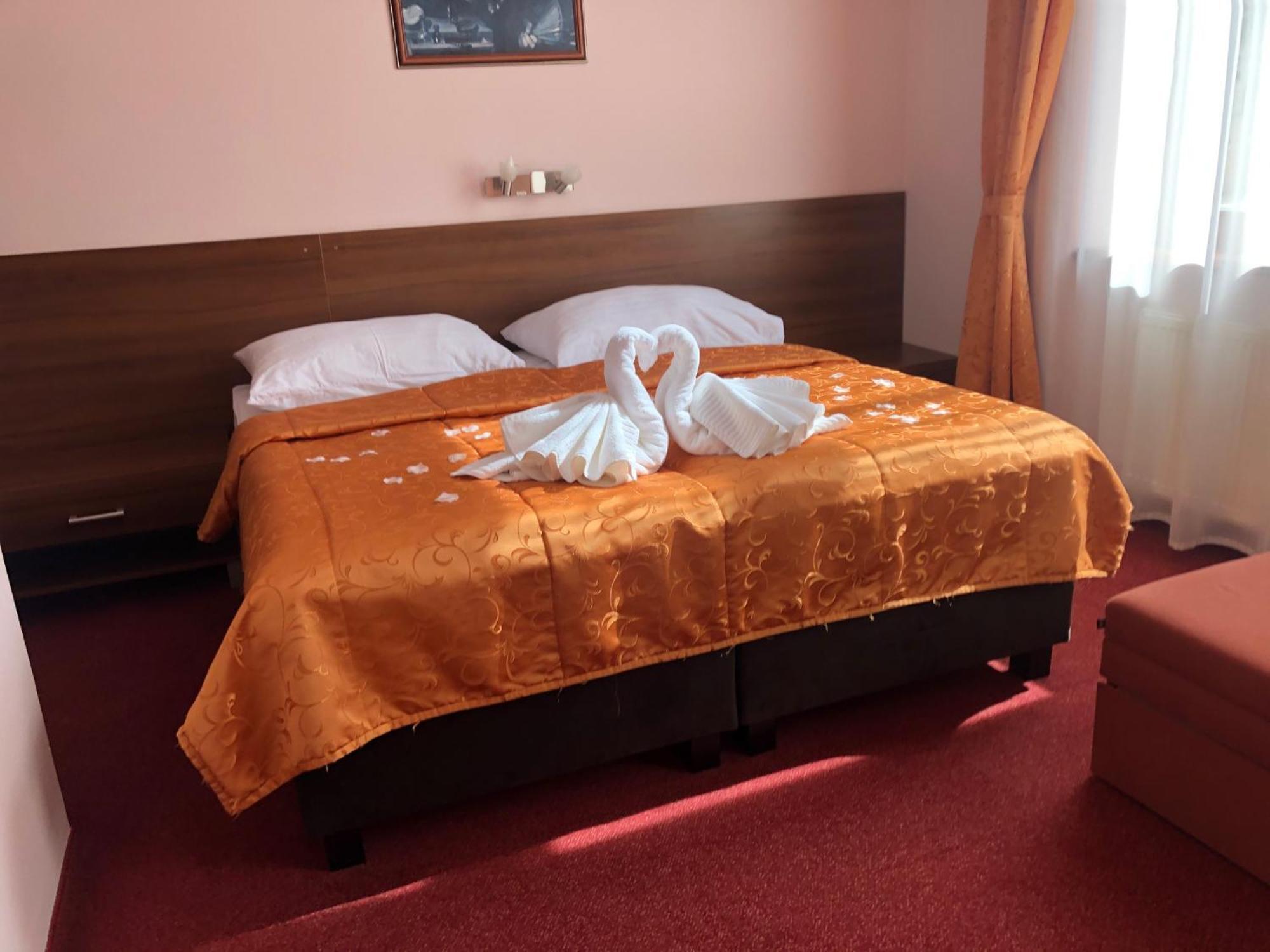 Hotel Jelen Глоговец Екстер'єр фото